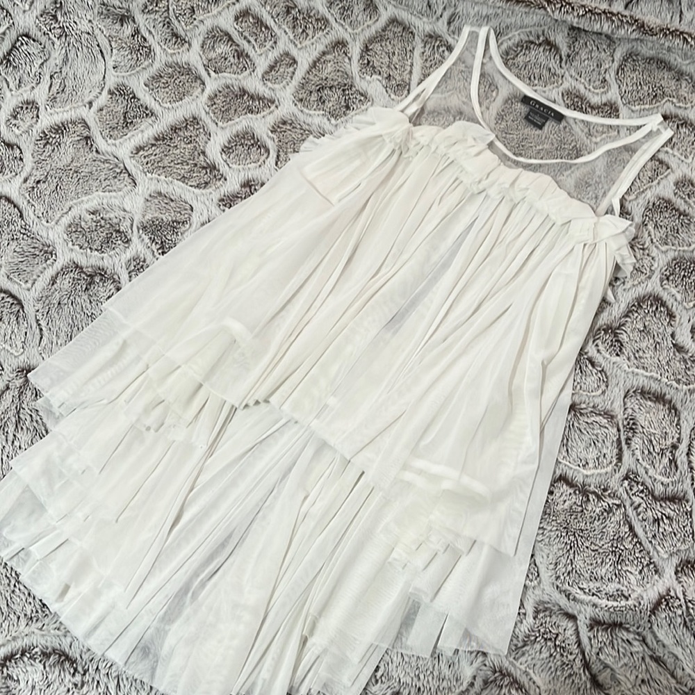 BEAUTIFUL white top - 93% polyester 7% spandex